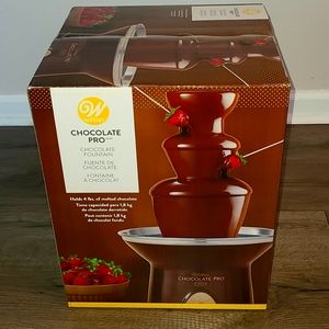 NEW Wilton Chocolate Pro Chocolate Fountain